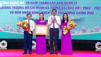 Trao tặng Bằng khen Thủ tướng Chính phủ cho Ban Quản lý Quảng trường Hồ Chí Minh và Tượng đài Bác Hồ