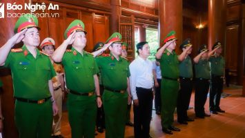 Đoàn công tác Bộ Công an dâng hoa, dâng hương tưởng niệm Chủ tịch Hồ Chí Minh