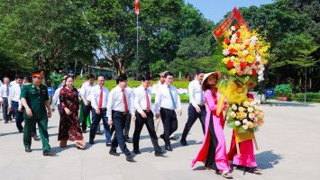 Lãnh đạo tỉnh Nghệ An dâng hương tưởng niệm Chủ tịch Hồ Chí Minh