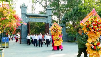 Nguyên Chủ tịch nước Nguyễn Minh Triết dâng hoa, dâng hương tưởng niệm Chủ tịch Hồ Chí Minh