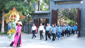 Đoàn công tác Thành phố Hồ Chí Minh dâng hoa tại Khu Di tích Kim Liên