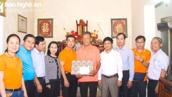 Đoàn công tác Thành phố Hồ Chí Minh thăm, tặng quà gia đình chính sách tại thành phố Vinh