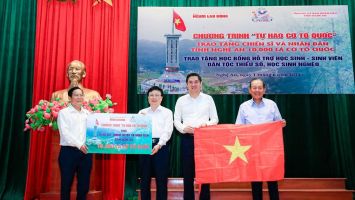 Chương trình 'Tự hào cờ Tổ quốc' trao tặng quà tại Nghệ An