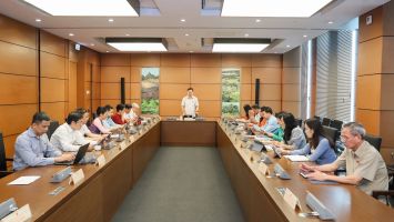 Đoàn đại biểu Quốc hội Nghệ An thảo luận tại tổ về dự án Luật Nhà ở (sửa đổi)