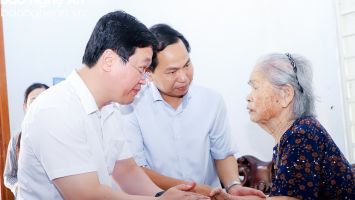 Chủ nhiệm Ủy ban Tài chính - Ngân sách của Quốc hội thăm, tặng quà các gia đình chính sách ở Nghệ An