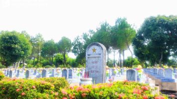 NGƯỜI MẸ TRONG KHU MỘ LIỆT SĨ VÔ DANH