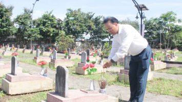 Phó Chủ tịch Thường trực HĐND tỉnh Nguyễn Nam Đình dâng hoa, dâng hương tại Khu di tích lịch sử Truông Bồn; Nghĩa trang liệt sĩ huyện Đô Lương
