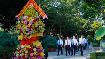 Lãnh đạo tỉnh Nghệ An dâng hoa, dâng hương tưởng niệm Chủ tịch Hồ Chí Minh và các Anh hùng liệt sĩ
