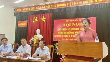 Đại biểu Quốc hội Võ Thị Minh Sinh tiếp xúc cử tri gắn với sinh hoạt định kỳ ở tổ chức cơ sở Đảng