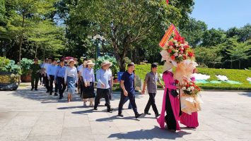 Đoàn công tác Ban Thư ký Văn phòng Quốc hội nước CHDCND Lào dâng hương tại Khu di tích Kim Liên và Nghĩa trang Quốc tế Việt Lào