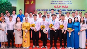 Bí thư Tỉnh ủy Nghệ An chúc mừng 4 học sinh Trường THPT chuyên Phan Bội Châu đạt Huy chương Olympic quốc tế