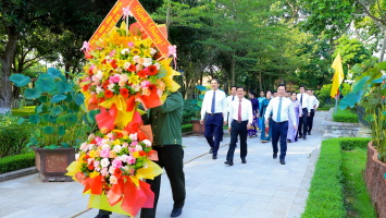 Lãnh đạo tỉnh Nghệ An dâng hoa, dâng hương tưởng niệm Chủ tịch Hồ Chí Minh