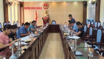 Đoàn giám sát của Ban Pháp chế HĐND huyện Con Cuông giám sát công tác quản lý nhà nước về thi đua khen thưởng
