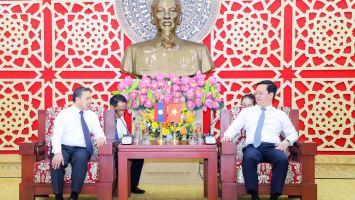 Chủ tịch UBND tỉnh Nguyễn Đức Trung tiếp Đại sứ Đặc mệnh toàn quyền nước CHDCND Lào tại Việt Nam