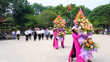 Các đồng chí nguyên Chủ tịch Quốc hội: Nguyễn Sinh Hùng, Nguyễn Thị Kim Ngân dâng hoa, dâng hương tại Khu Di tích Quốc gia đặc biệt Kim Liên