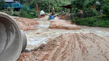 Quan tâm bố trí nguồn kinh phí để tiếp tục triển khai Dự án nâng cấp đường giao thông tránh lũ, cứu hộ, cứu nạn