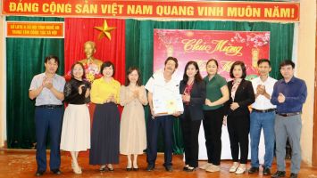 Nhóm nữ đại biểu Quốc hội và HĐND tỉnh tặng quà Tết tại Trung tâm Công tác xã hội tỉnh