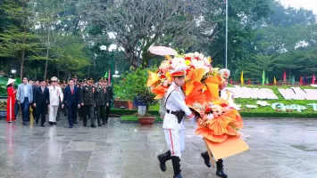 Lãnh đạo Đảng, Nhà nước, Đảng ủy Công an Trung ương, Bộ Công an dâng hoa, dâng hương tưởng niệm Chủ tịch Hồ Chí Minh tại Khu Di tích Kim Liên