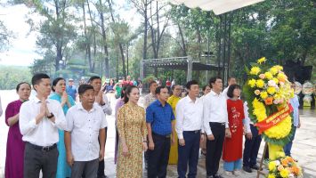 Cơ quan Văn phòng Đoàn ĐBQH và HĐND tỉnh dâng hương tưởng niệm Đại tướng Võ Nguyên Giáp và  các Anh hùng liệt sĩ tại Quảng Trị