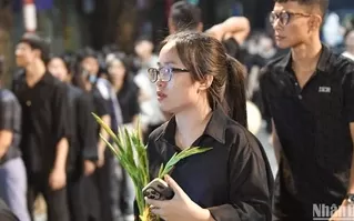 Nhân dân tiếc thương nhà lãnh đạo hết lòng vì nước, vì dân