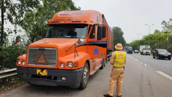 Công an tỉnh trả lời cử tri huyện Hưng Nguyên về xử lý xe container dừng, đỗ trên điểm giao cắt Quốc lộ 1A