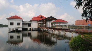 Sở Tài chính trả lời cử tri phường Cửa Nam, thành phố Vinh về tài sản công bỏ hoang gây lãng phí (Nhà nổi ở hồ cá Cửa Nam)