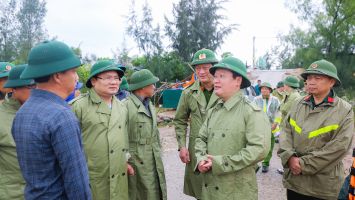 Chủ tịch UBND tỉnh Nghệ An Nguyễn Đức Trung kiểm tra, chỉ đạo công tác ứng phó với bão số 3