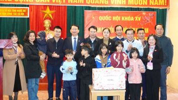 Đoàn đại biểu Quốc hội tỉnh Nghệ An trao quà Tết cho người nghèo tại huyện Đô Lương