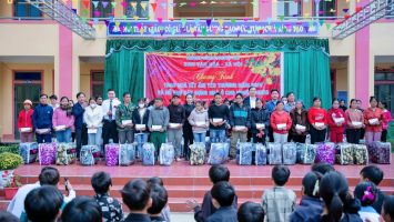 Ban Văn hóa - Xã hội HĐND tỉnh trao quà Tết và hỗ trợ xây dựng nhà ở cho người nghèo trên địa bàn xã Tam Hợp, huyện Tương Dương