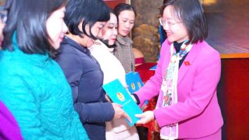 Đoàn đại biểu Quốc hội trao quà tết cho giáo viên, nhân viên y tế và người nghèo tại huyện Quỳnh Lưu và Nghi Lộc