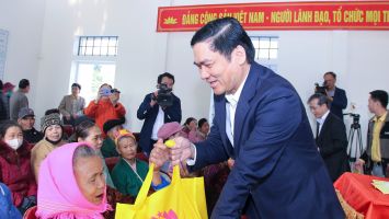 Đồng chí Hoàng Nghĩa Hiếu thăm và chúc Tết tại huyện Quỳ Hợp