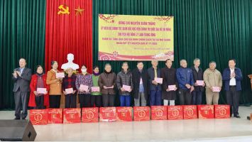 Đồng chí Nguyễn Xuân Thắng thăm, tặng quà Tết các gia đình chính sách tại huyện Thanh Chương