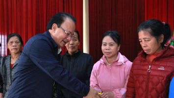 Thường trực HĐND tỉnh Nghệ An tặng quà Tết tại Thanh Chương, Hưng Nguyên