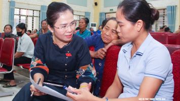 Đồng chí Võ Thị Minh Sinh tiếp xúc cử tri tại xã Minh Châu