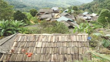 Dưới những mái nhà xưa cũ của người Mông