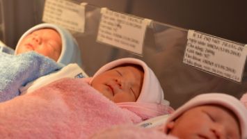 Bộ Chính trị yêu cầu không xử lý kỷ luật đảng viên sinh con thứ 3 trở lên