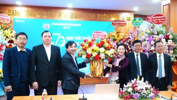 Phó Chủ tịch HĐND tỉnh Nguyễn Như Khôi chúc mừng một số đơn vị y tế nhân kỷ niệm 70 năm ngày Thầy thuốc Việt Nam