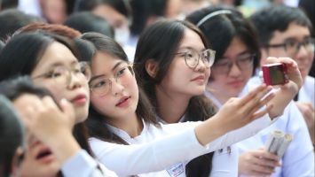 Bộ Chính trị quyết định miễn toàn bộ học phí cho học sinh công lập cả nước