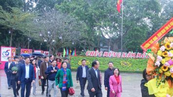 Văn phòng Đoàn đại biểu Quốc hội và HĐND tỉnh dâng hoa tưởng niệm Chủ tịch Hồ Chí Minh