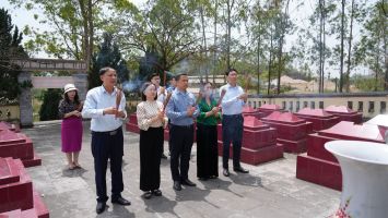 Đại biểu Quốc hội dâng hương tại Nghĩa trang liệt sĩ Đường sắt, Hang Hỏa Tiễn thuộc thị xã Hoàng Mai