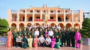 Đoàn đại biểu tỉnh Nghệ An dâng hương tưởng niệm Chủ tịch Hồ Chí Minh tại Bến Nhà Rồng