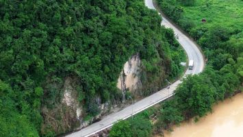 Cử tri huyện Con Cuông lo ngại về sạt lở ở khu vực eo Vực Bồng và chế độ cho người cống hiến lâu năm