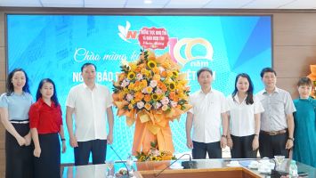 Thường trực HĐND tỉnh và Đoàn ĐBQH tỉnh chúc mừng Báo Nghệ An và Đài PT-TH Nghệ An nhân kỷ niệm 100 năm Ngày Báo chí cách mạng Việt Nam