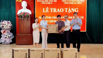 Đoàn đại biểu Quốc hội tỉnh Nghệ An trao tặng máy vi tính hỗ trợ Trung tâm Phục vụ hành chính công xã Văn Hiến và xã Cát Ngạn