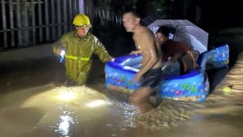 Đêm không ngủ ở miền tây Nghệ An, chính quyền và người dân trắng đêm chạy lũ