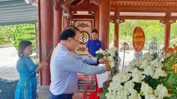 Thường trực HĐND tỉnh, Đoàn ĐBQH tỉnh và Văn phòng dâng hương tại Khu Di tích lịch sử Quốc gia Truông Bồn và Nghĩa trang liệt sĩ Nghi Lộc