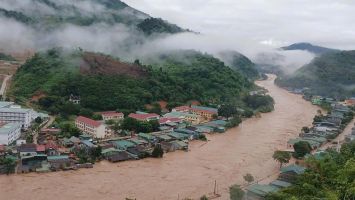 Bão lũ và bài toán phát triển trong cùng một phương trình *