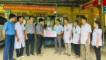 Phó Chủ tịch HĐND tỉnh Nguyễn Như Khôi trao quà hỗ trợ cho người dân vùng lũ xã Nhôn Mai và Hữu Khuông