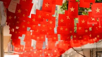 Những người góp phần tạc nên hình nước, hồn nước