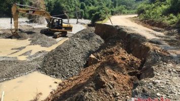 Cử tri bản Ang, xã Tương Dương kiến nghị sửa chữa bờ kè bị xuống cấp